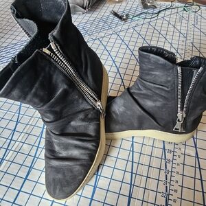 John Varvatos Black Boots with Suede Material and Low Stacked Heel